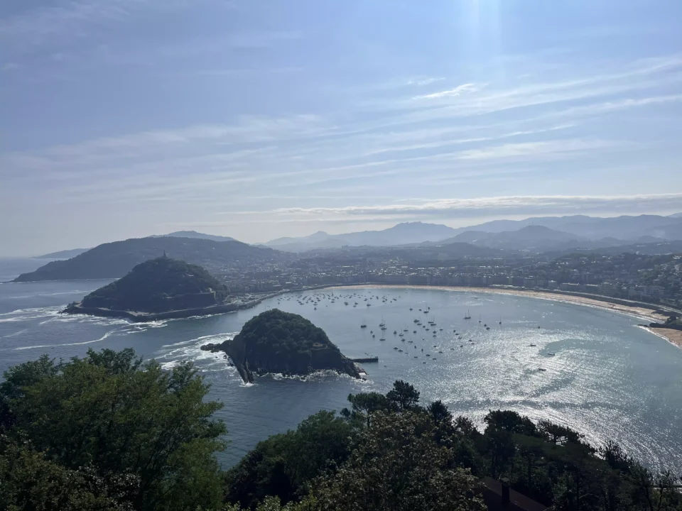 La vista dall'alto su San Sebastian e la sua meravigliosa costa